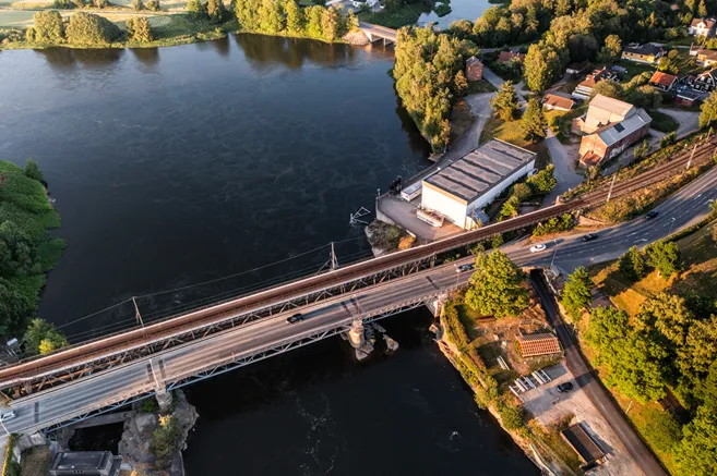 Jernbane- og bilbru over sarpsfossen