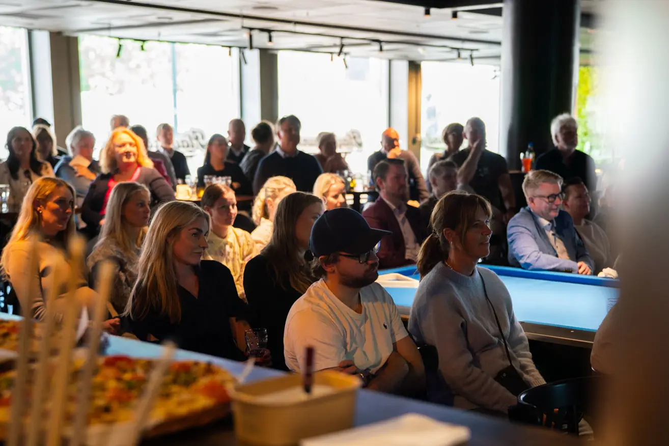 En gruppe publikum som lytter til foredrag på Dickens Playground i Sarpsborg